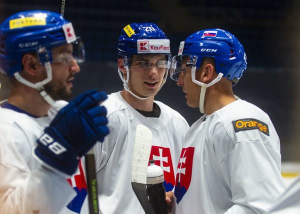 Na snímke reprezentanti SR v hokeji, uprostred Juraj Slafkovský a vpravo Martin Fehérváry počas tréningu na zraze reprezentácie pred MS.