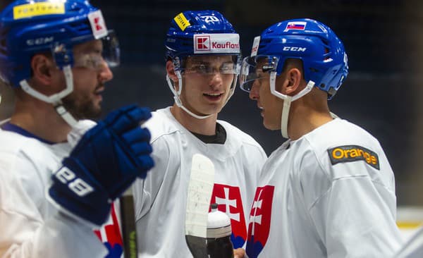 Na snímke reprezentanti SR v hokeji, uprostred Juraj Slafkovský a vpravo Martin Fehérváry počas tréningu na zraze reprezentácie pred MS.