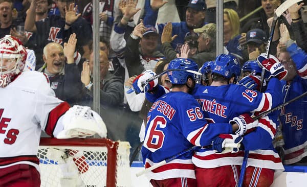 Hokejisti New Yorku Rangers oslavujú víťazný gól.  