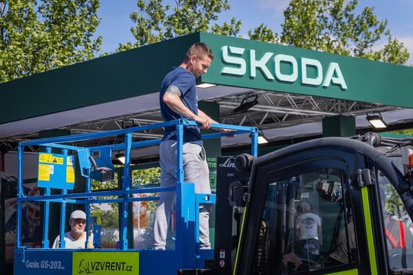 Niektoré miesta v blízkosti štadióna pripomínajú stavenisko.