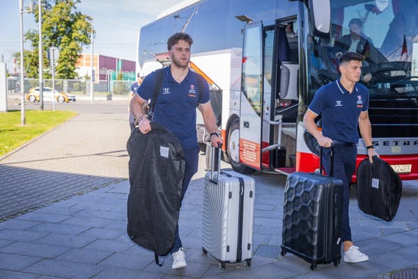 Samuel Hlavaj (vľavo) a Patrik Koch (vpravo) pri príchode do hotela v Ostrave.