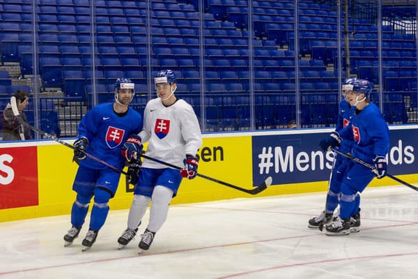 Slovenskí hokejisti absolvovali v Ostrave prvý tréning.