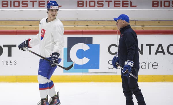 Juraj Slafkovský a vpravo tréner Craig Ramsay počas tréningu slovenskej hokejovej reprezentácie.