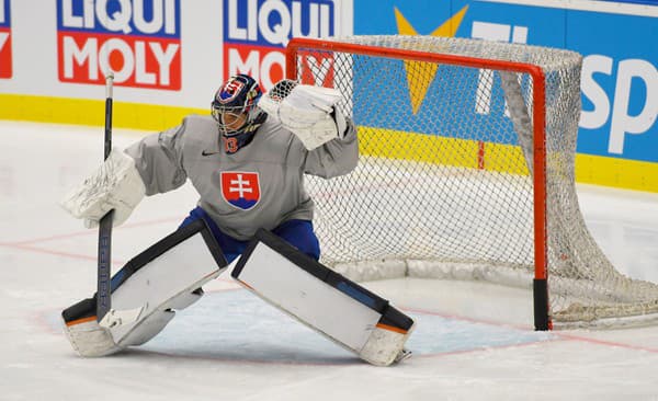 Slovenský brankár Stanislav Škorvánek počas dopoludňajšieho piatkového rozkorčuľovania pred zápasom B-skupiny Slovensko - Nemecko.