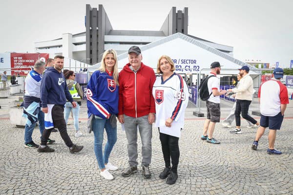 Manželka Róberta Petrovického - Šárka (vľavo v modrom), s otcom a bývalým koučom Vladimírom Vujtekom a mamou Magdalénou.