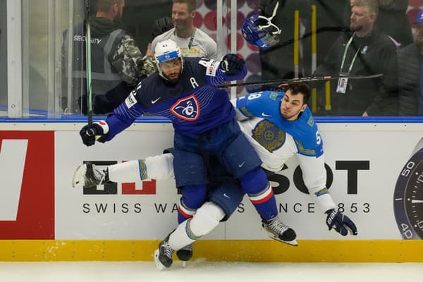 Pierre-Edouard Bellemare (Francúzsko) a Tamirlan Gaitamirov (Kazachstan) v súboji pri mantineli.