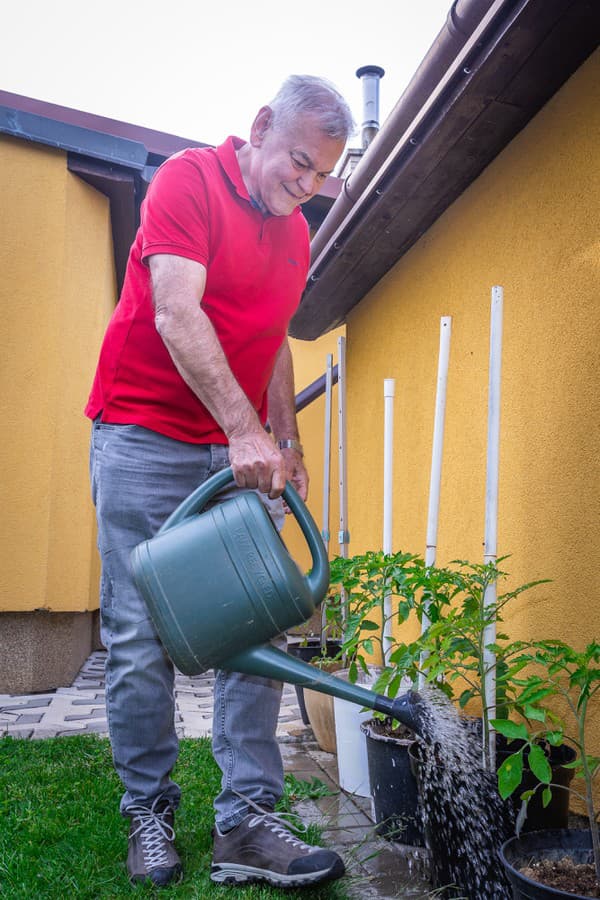 Bývalý kouč Slovenska Vladimír Vůjtek si vo svojej záhrade pestuje aj zeleninu.