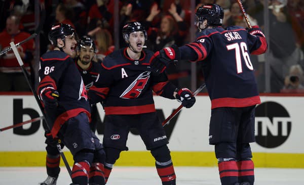 Radosť hráčov tímu Carolina Hurricanes.