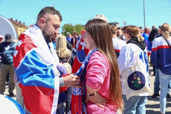 Fanúšikovia Slovenska pred zápasom s Kazachstanom