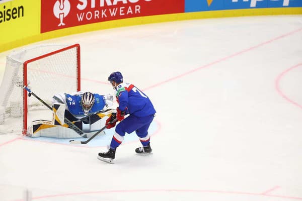 Libor Hudáček dáva gól z trestného strieľania v zápase proti Kazachstanu.