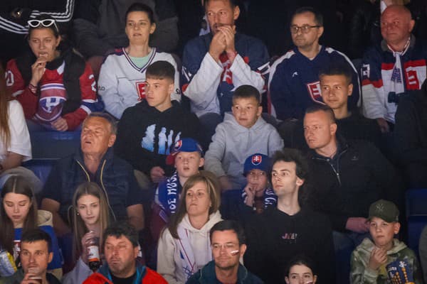 Marekovi chlapci Christian (14) a Lucas (12) si to v hľadisku poriadne užili.