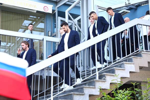 Slovenskí hokejisti pri odchode z hotela na zápas s USA. 