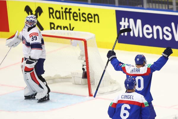 Slovenskí hokejisti oslavujú druhý presný zásah v zápase s USA. 
