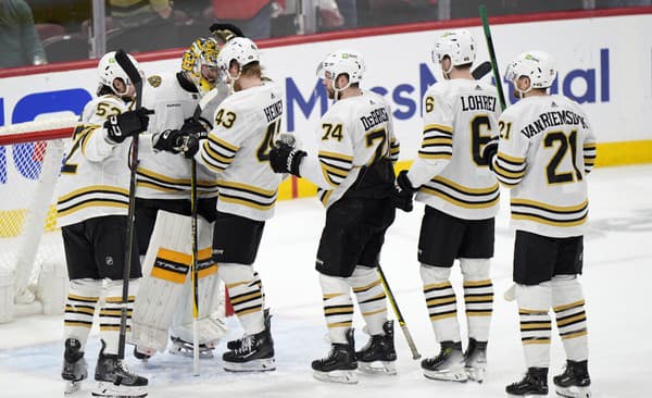 Radosť hokejistov Boston Bruins.