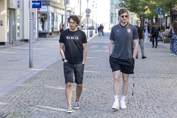 Slnečné počasie si počas voľna zaslúžene na prechádzke v uliciach Ostravy užili aj útočník Cehlárik (vpravo) a gólman Škorvánek.