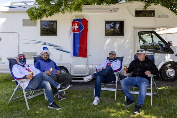 Partia štyroch kamarátov zo Slovenska vyrazila na tohtoročný hokejový šampionát v Ostrave karavanom.