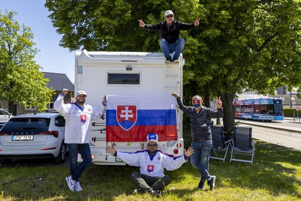 Partia štyroch kamarátov zo Slovenska vyrazila na tohtoročný hokejový šampionát v Ostrave karavanom.