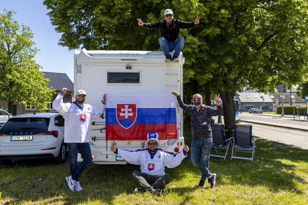Partia štyroch kamarátov zo Slovenska vyrazila na tohtoročný hokejový šampionát v Ostrave karavanom.