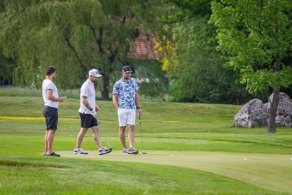 Kapitán tímu Tomáš Tatar si so spoluhráčmi užil golf v Čeladnej počas voľna na MS. Libor Hudáček sa iba prizeral.