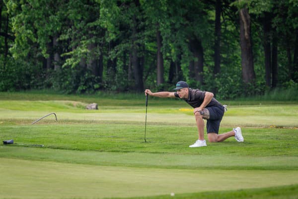 Slovenský obranca Martin Fehérváry bral golfovú partičku veľmi vážne.