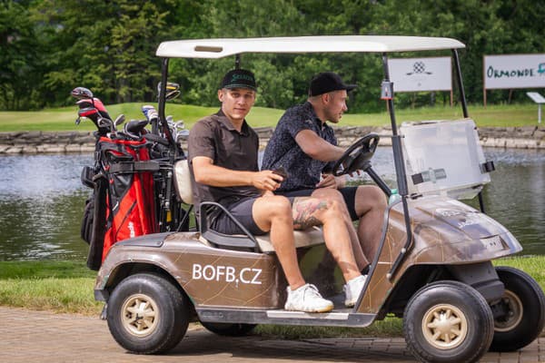 Útočník Marko Daňo a obranca Martin Fehérváry sa v areáli presúvali pomocou autíčka.