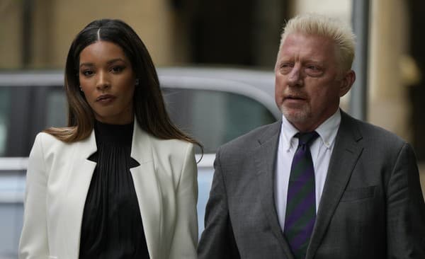 Trojnásobný wimbledonský šampión Boris Becker (54) s partnerkou. 