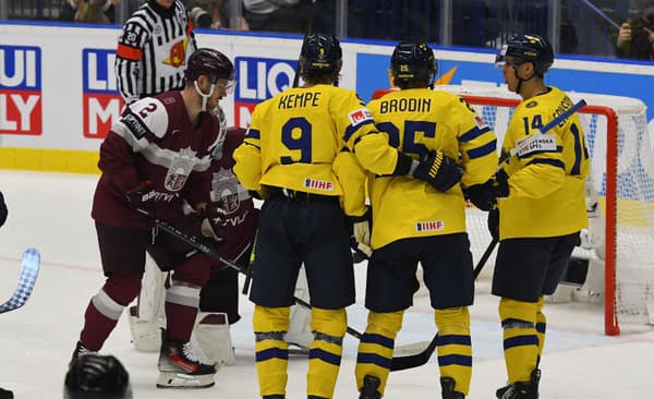 Na snímke radosť Švédov po góle, zľava Karlis Čukste, Adrian Kempe, Jonas Brodin a Joel Eriksson Ek.