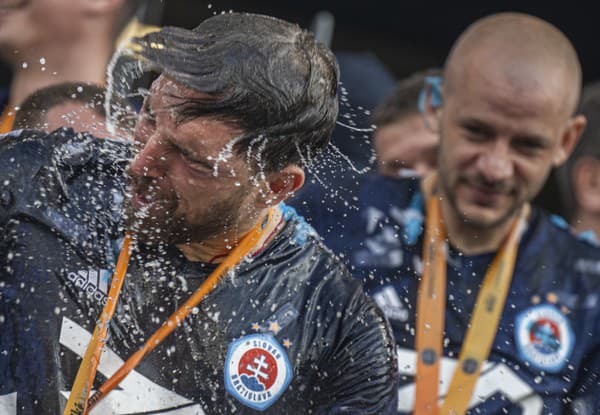 Na snímke futbalisti Slovana Bratislava počas osláv majstrovskej trofeje.