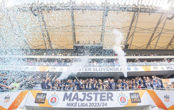 Na snímke futbalisti Slovana Bratislava počas osláv majstrovskej trofeje.