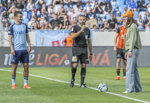 Na snímke slovenská lyžiarka Petra Vlhová otvorila zápas slávnostným výkopom.