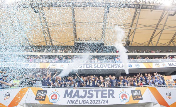 Na snímke futbalisti Slovana Bratislava počas osláv majstrovskej trofeje.