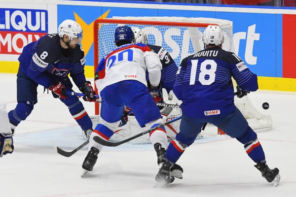 Juraj Slafkovský (Slovensko)  a Yohann Auvitu (Francúzsko) v zápase B-skupiny Francúzsko - Slovensko.