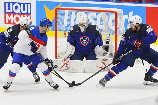 Na snímke uprostred Lukáš Cingel (Slovensko), vľavo Yohann Yuvitu (Francúzsko), brankár Quentin Papillon (Francúzsko) a vpravo Thomas Thiry (Francúzsko).