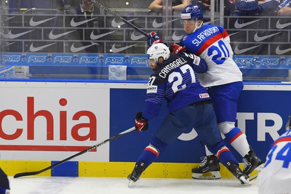 Na snímke vpravo Juraj Slafkovský (Slovensko) a Enzo Cantagallo (Francúzsko) v zápase B-skupiny Francúzsko - Slovensko.