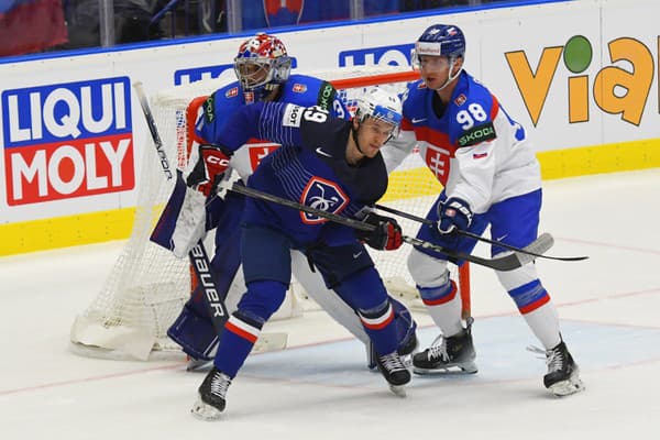 Na snímke vpravo Andrej Golian (Slovensko) a Louis Boudon (Francúzsko) pred brankárom Samuelom Hlavajom (Slovensko).