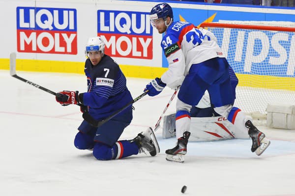 Na snímke vpravo Peter Cehlárik (Slovensko) a Pierre Crinon (Francúzsko) v zápase B-skupiny Francúzsko - Slovensko.