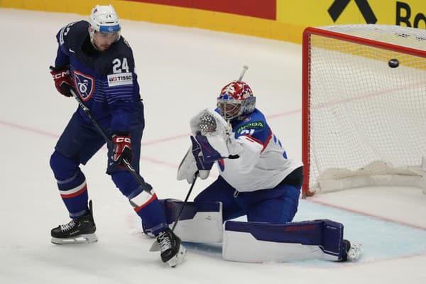 Slovenský brankár Samuel Hlavaj (vpravo) bráni pred Francúzom Justinom Addamom.