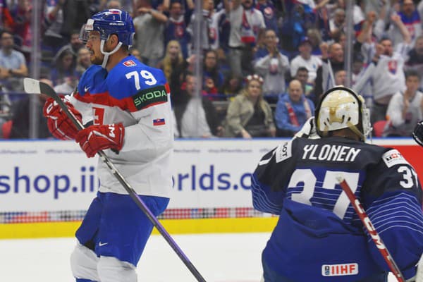 Na snímke vľavo Libor Hudáček (Slovensko) a brankár Sebastien Ylonen (Francúzsko).