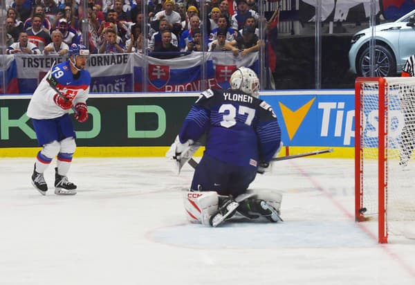 Na snímke vľavo Libor Hudáček (Slovensko) a brankár Sebastien Ylonen (Francúzsko).