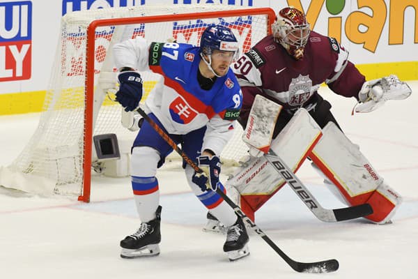 Na snímke zľava Pavol Regenda (Slovensko) a brankár Kristers Gudlevskis (Lotyšsko).