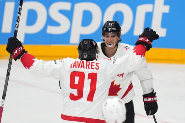 Kanadský hráč Dylan Cozens (vpravo) oslavuje so spoluhráčom Johnom Tavaresom, ktorý streli úvodný gól.