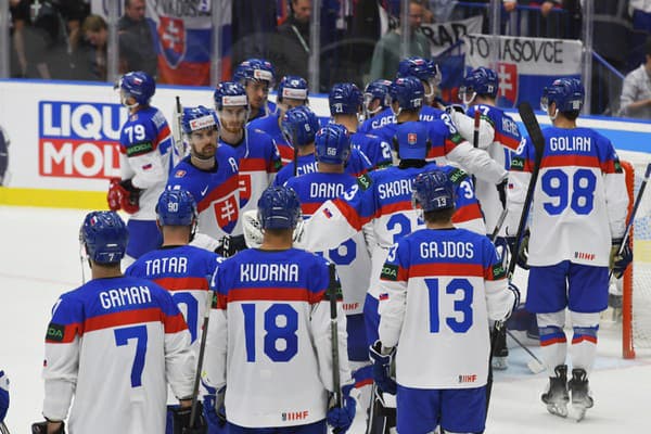 Slovenskí hokejisti po prehre s Lotyšskom.