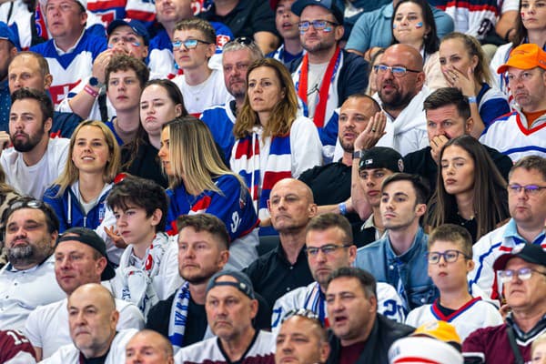 Bývalý skvelý hokejový útočník si pozrel naživo zápas Slovenska s Lotyšskom v Ostrave. Spoločnosť mu robili aj dcéry Lintnera (vľavo) a bývalý obranca Branislav Kvetan (vpravo).