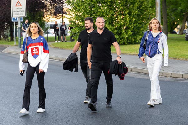 Bývalý skvelý hokejový útočník si pozrel naživo zápas Slovenska s Lotyšskom v Ostrave. Spoločnosť mu robili aj dcéry Lintnera (vľavo) a bývalý obranca Branislav Kvetan.