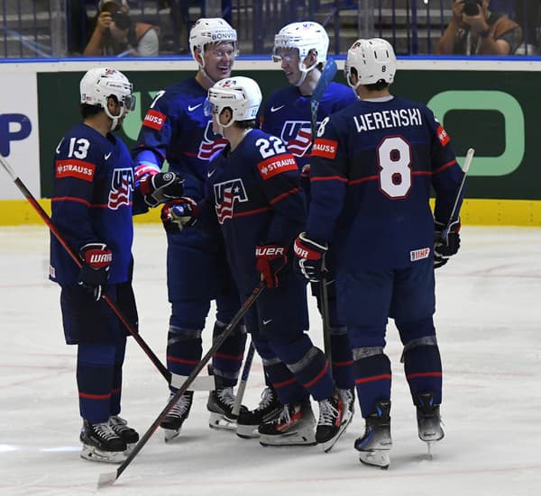 Americkí hokejisti zľava Johnny Gaudreau, kapitán Brady Tkachuk, Cole Caufield, Matthew Boldy a Zach Werenski sa tešia z gólu.