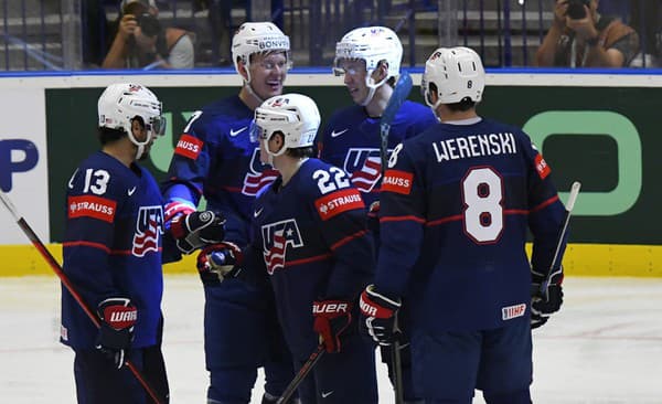 Americkí hokejisti zľava Johnny Gaudreau, kapitán Brady Tkachuk, Cole Caufield, Matthew Boldy a Zach Werenski sa tešia z gólu.