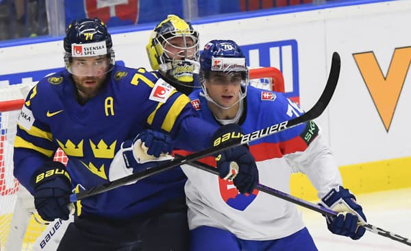 Sprava Martin Pospíšil (Slovensko), brankár Filip Gustafsson a Victor Hedman (obaja Švédsko) bojujú pred bránou