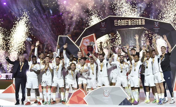 Futbalisti Realu Madrid oslavujú triumf v španielskom Superpohári. 