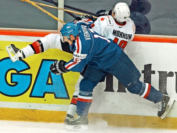 2002/3:2 – Višňovského súboj s Kanaďanom Brendom Morrowom v roku 2002.