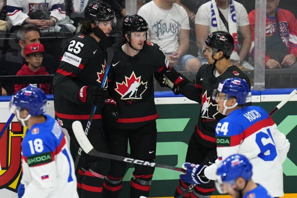 Kanadský hokejista Jared McCann (uprostred) sa teší so spoluhráčmi po strelení úvodného gólu